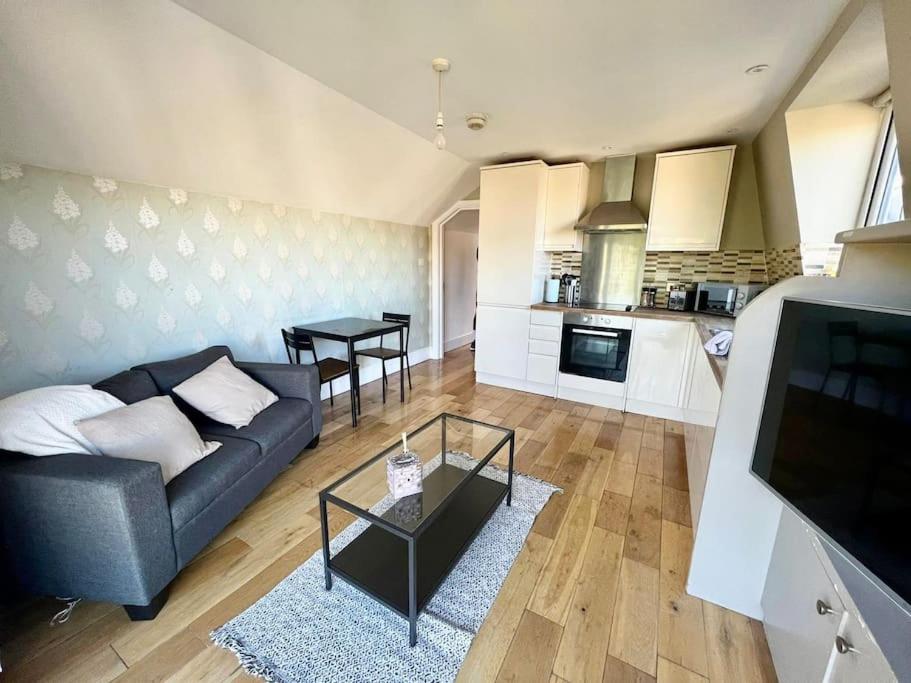 Lovely Two Bed Flat London Exterior photo